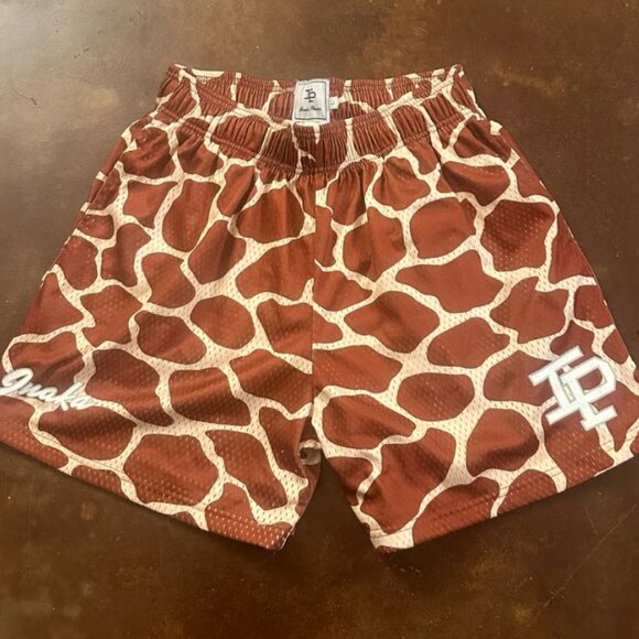 Inaka Power shorts with giraffe print Size Large - Picture 5 of 5